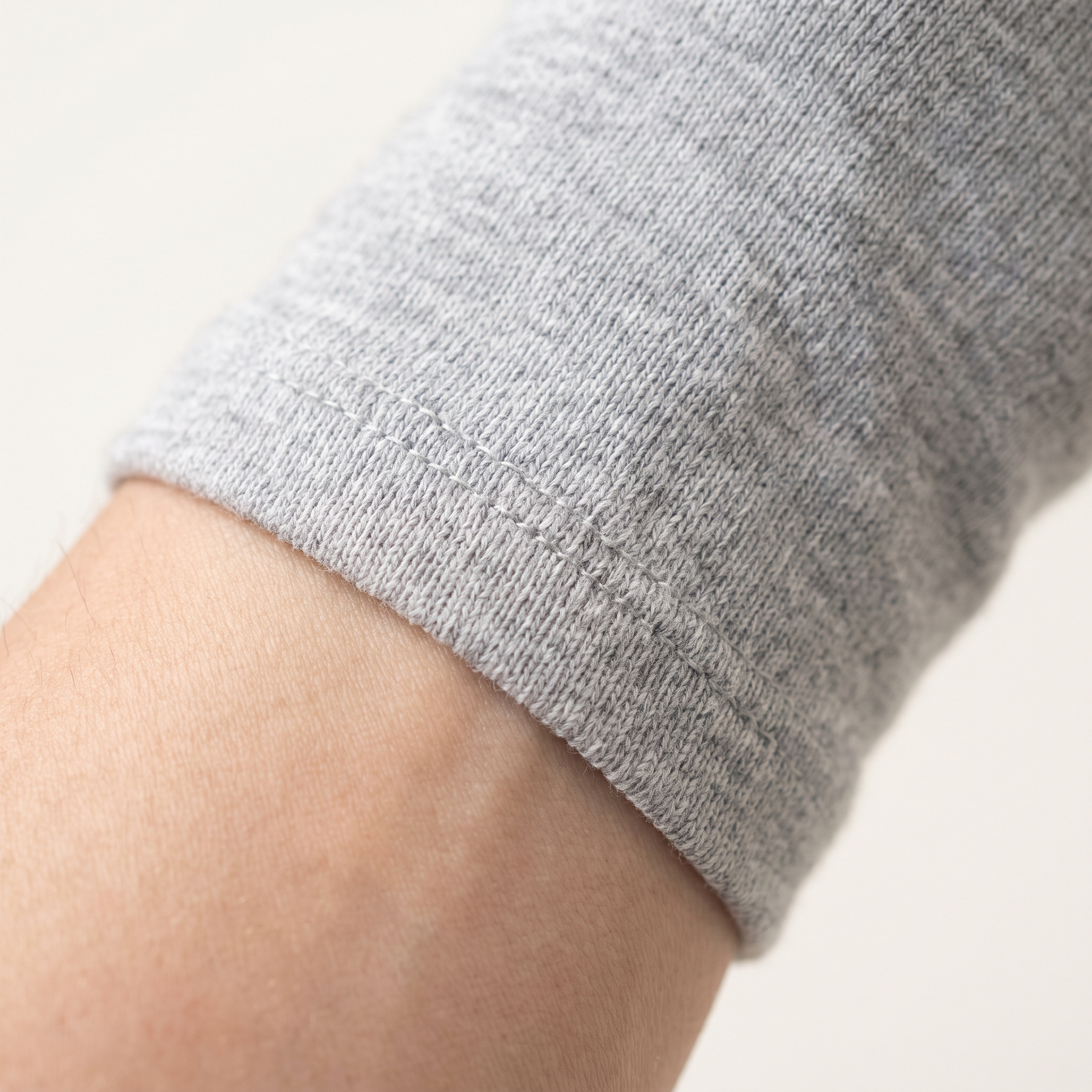 Seamless stitched cuff detail of Glovana gloves